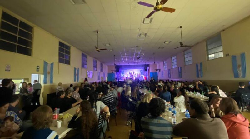 Público sentado, en el 2do Encuentro de Bombal Arte & Música, en el Salón Parroquial.