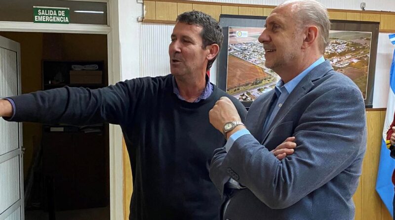 El Gobernador Perotti de visita en Bombal, junto a Carlos Gabbi, presidente comunal.