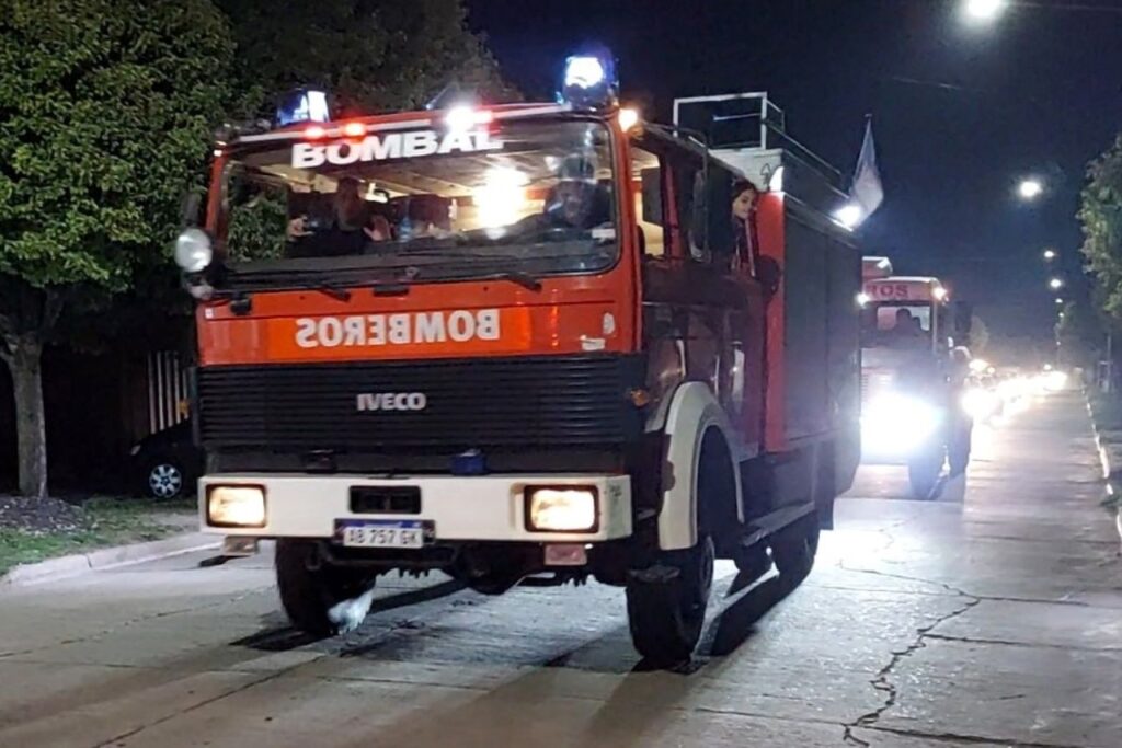 Caravana de Bomberos de Bombal, por las calles del pueblo.