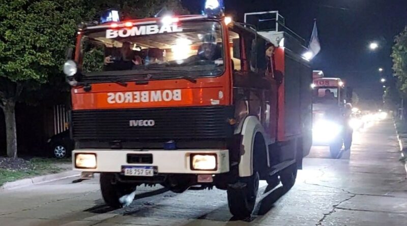 Caravana de Bomberos de Bombal, por las calles del pueblo.