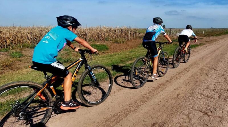 Ciclistas por un camino rural en Bombal, imagen alusiva al Día Mundial de la Bicicleta 2023.