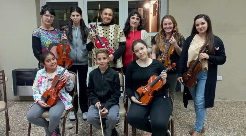 Taller de violín en Bombal, grupo infantil y de adultos.
