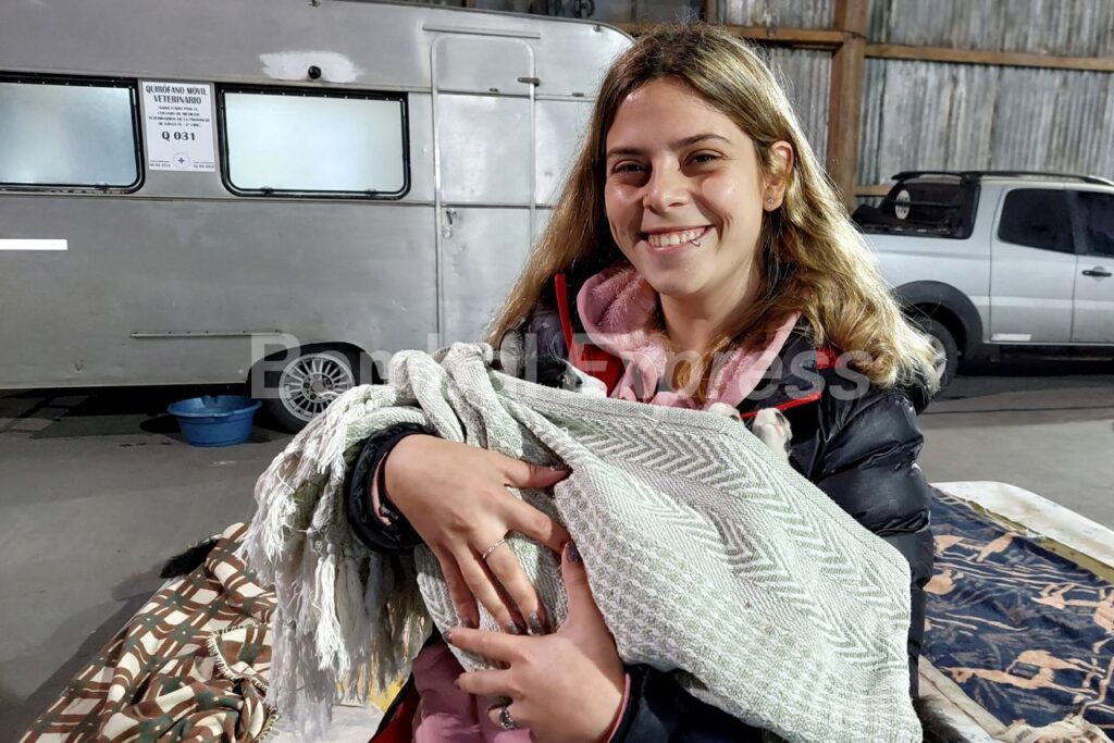 Castración de perros y gatos en Bombal, una dueña sonriente lleva a su mascota ya esterilizada.