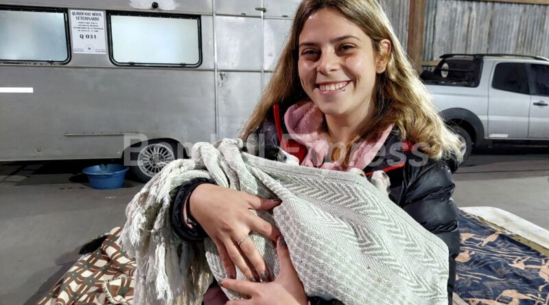 Castración de perros y gatos en Bombal, una dueña sonriente lleva a su mascota ya esterilizada.