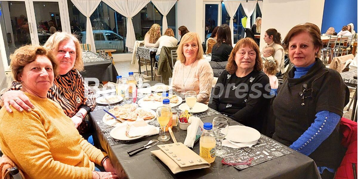 Un grupo de cinco amigas en Club Sportivo Bombal, disfrutan de una cena juntas.