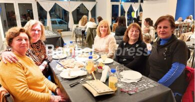 Un grupo de cinco amigas en Club Sportivo Bombal, disfrutan de una cena juntas.
