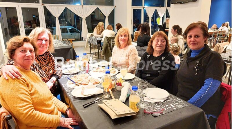 Un grupo de cinco amigas en Club Sportivo Bombal, disfrutan de una cena juntas.