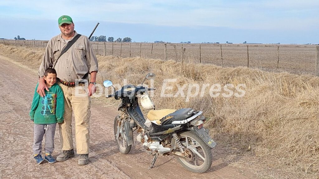 Abuelo y nieto, de caza por caminos rurales bombalenses.