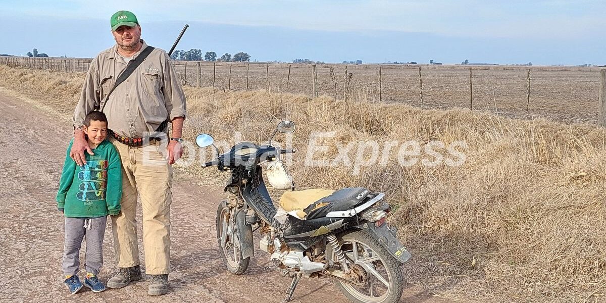 Abuelo y nieto, de caza por caminos rurales bombalenses.