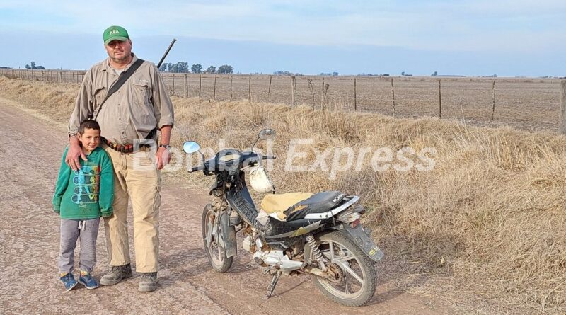 Abuelo y nieto, de caza por caminos rurales bombalenses.