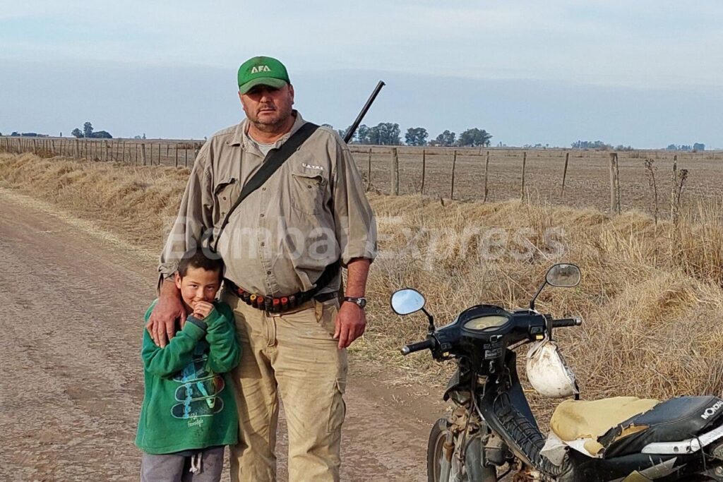 De caza por los caminos rurales, el nieto junto a su abuelo.