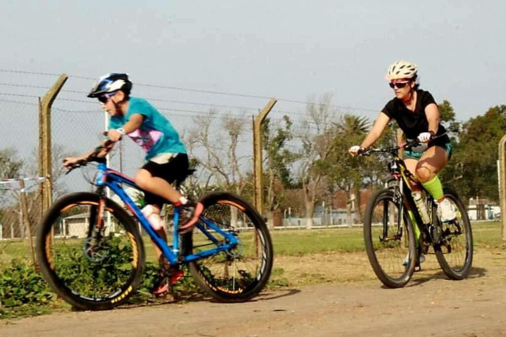 Ciclistas compitiendo en la 3ra fecha del Duatlon Ruarl, en Los Cardos.