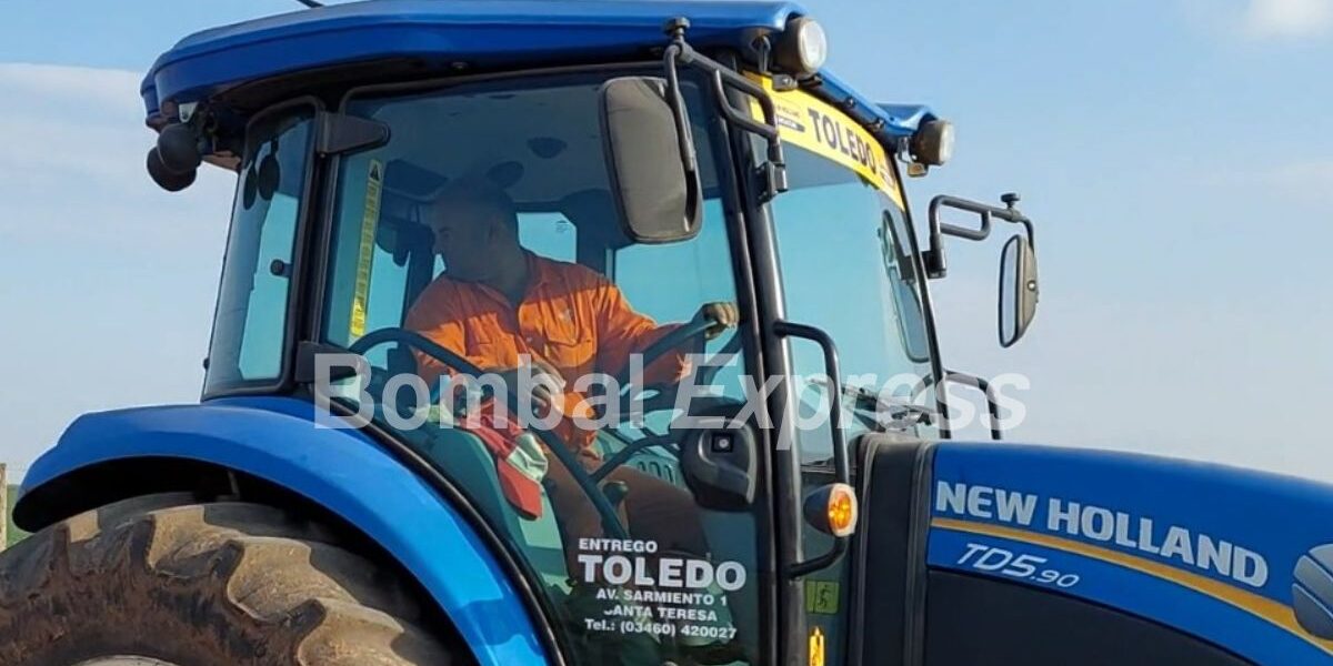Javier Forneris, atento al trabajo en el tractor.