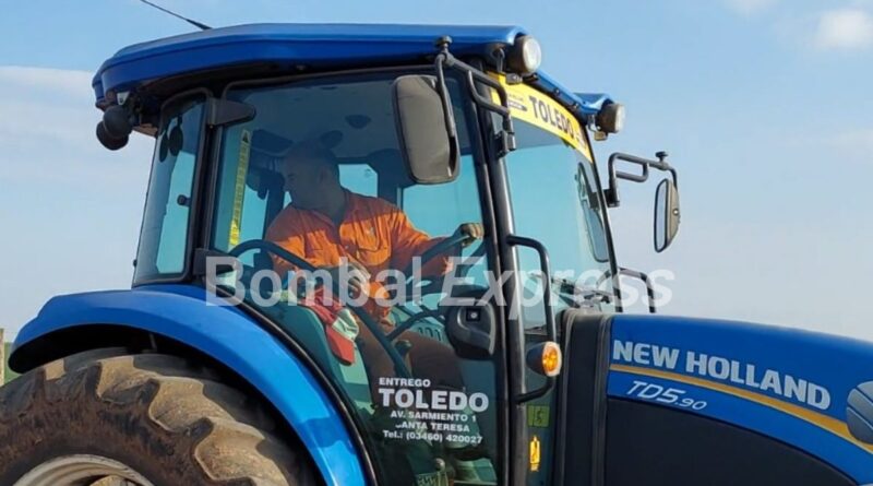 Javier Forneris, atento al trabajo en el tractor.