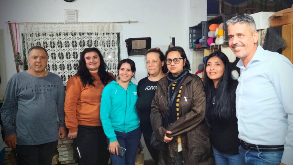 El precandidato a senador Germán Giacomino, junto a integrantes del colectivo de artesanos de Bombal.