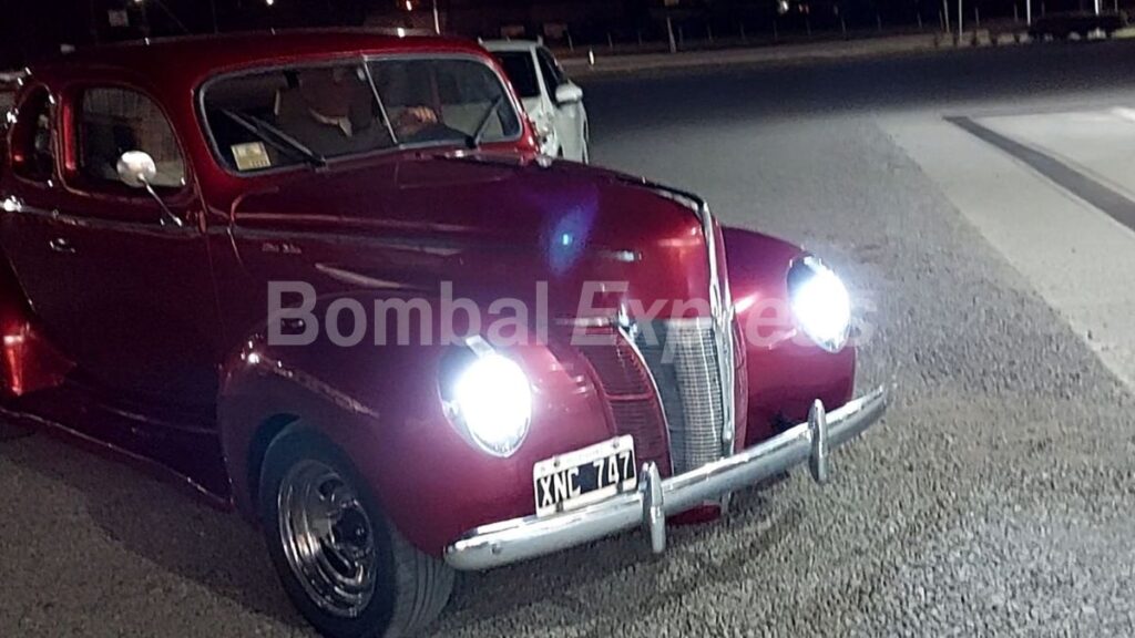 El Ford 1940, con las luces encendidas y andando.