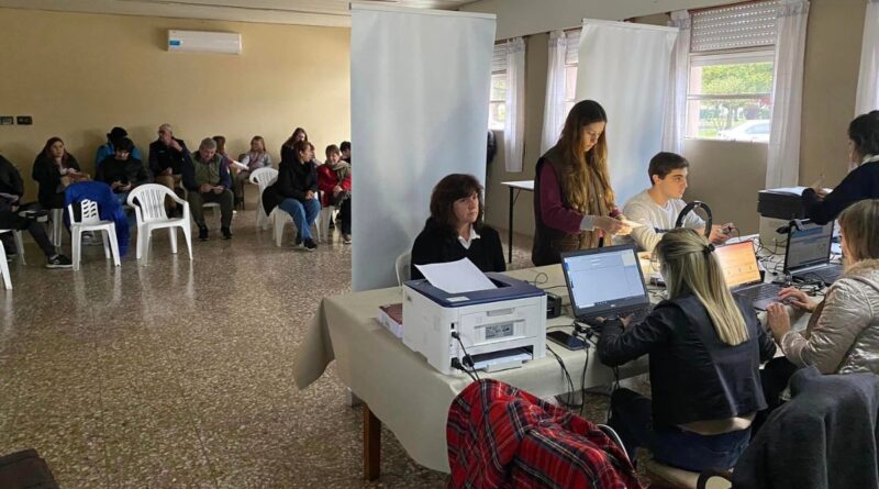 Vecinos bombalenses que tramitaron su DNI y pasaporte, a través del programa Santa Fe +Cerca.