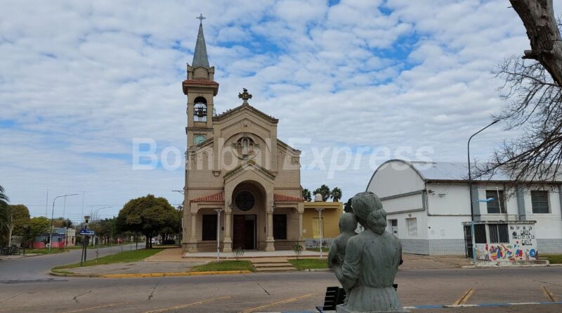 Imagen con niño, observando la Parroquia.