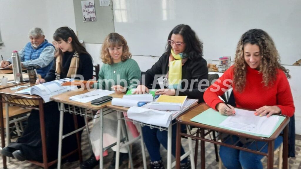 Una de las mesas electorales de las PASO en Bombal.