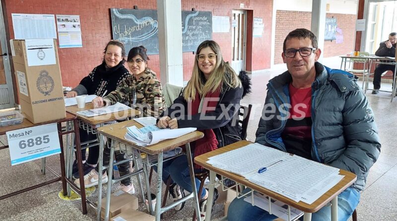 Mesa, autoridades y urna, en las elecciones PASO nacionales en Bombal.