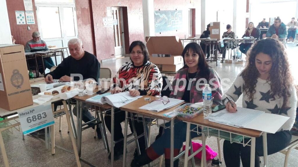 Una mesa de las elecciones PASO nacionales.