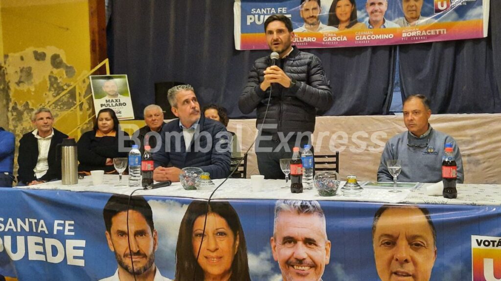 Maxi Pullaro visitó Bombal: momento durante la charla ante el público concurrente.