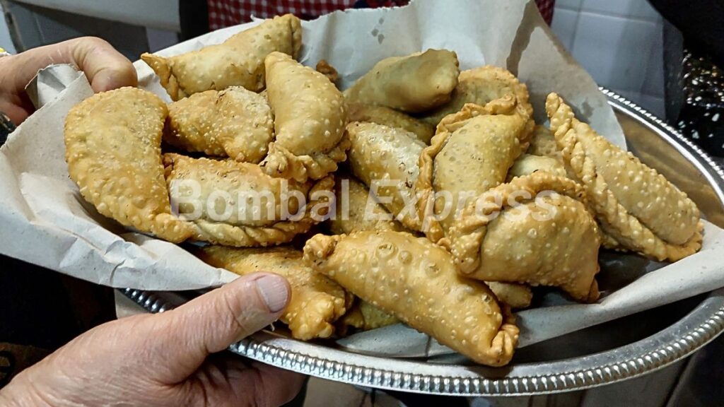 Empanadas de Bombal, fritas, exhibidas en un plato.