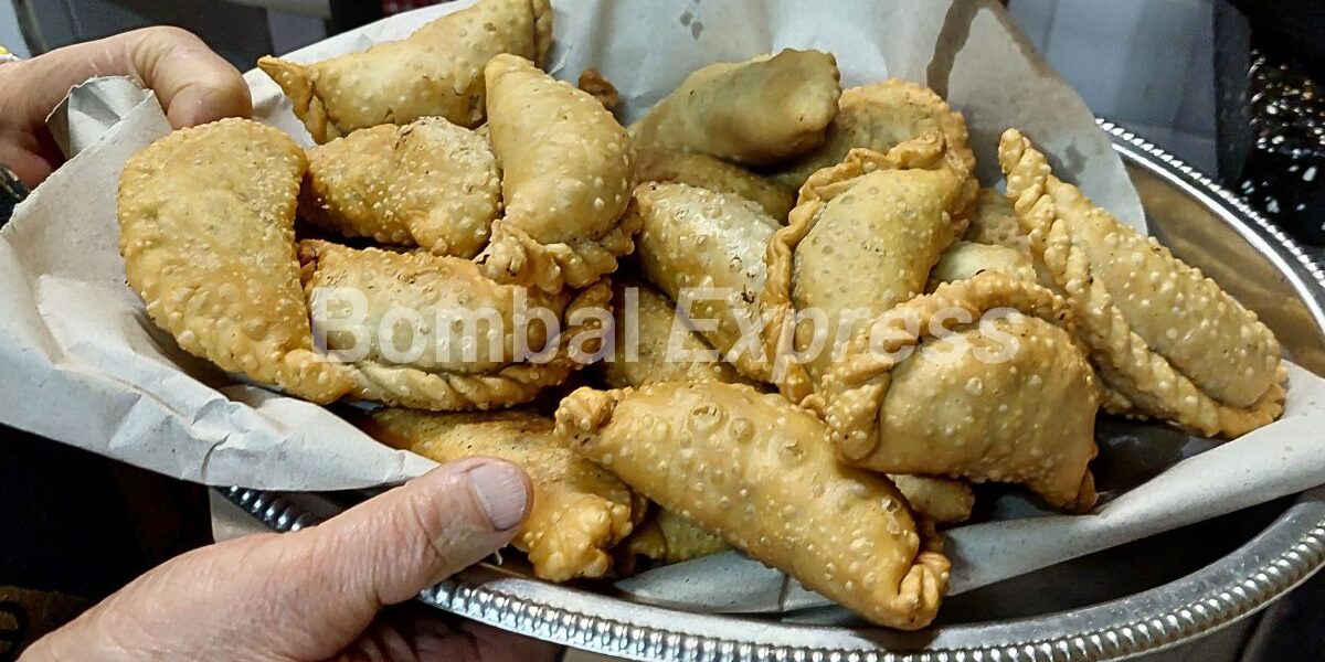 Empanadas de Bombal, fritas, exhibidas en un plato.