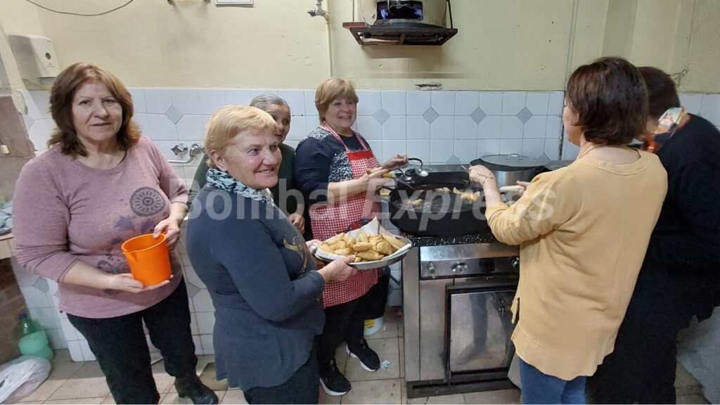 Un grupo de señoras de Bombal, cocinando empanadas en la Fiesta Patronal.