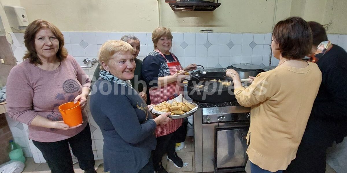 Un grupo de señoras de Bombal, cocinando empanadas en la Fiesta Patronal.