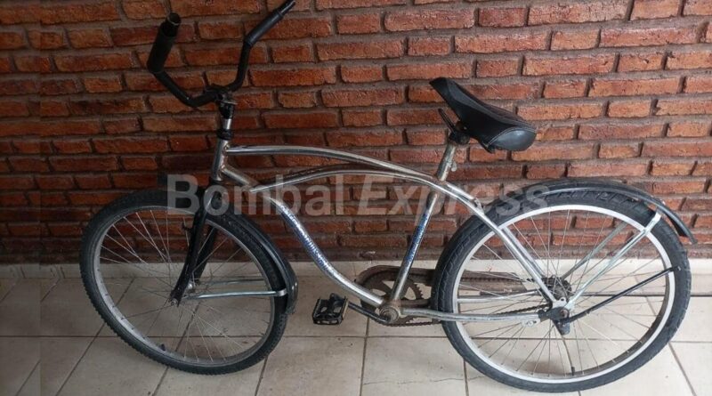 Vista de la bicicleta abandonada encontrada en un baldío de Bombal.