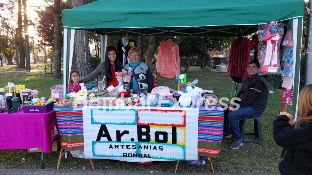 Una familia de Bombal, en su puesto de artesanías, durante la Fiesta Patronal del pueblo.