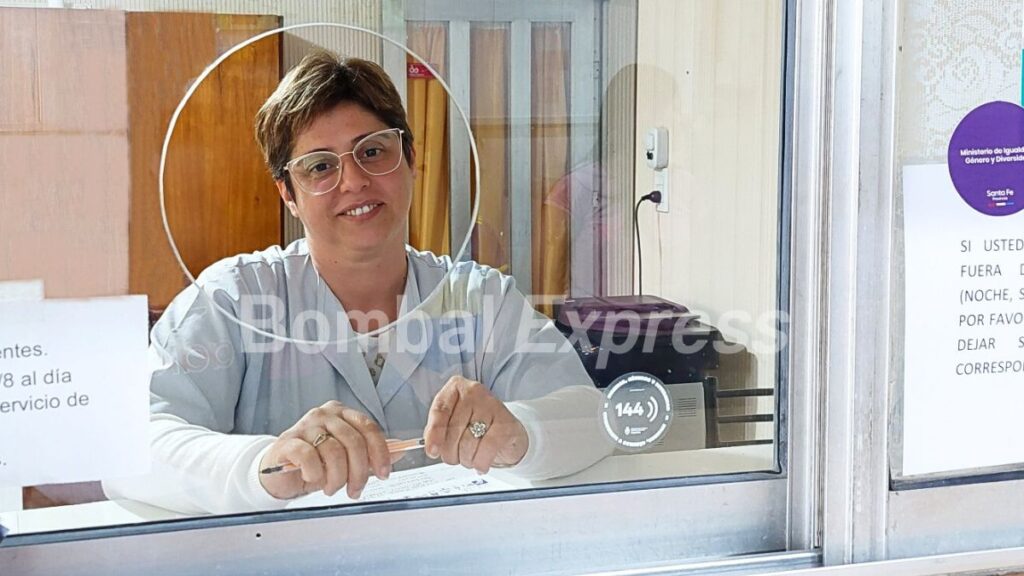 Verónica, atendiendo en el SAMCo Bombal.