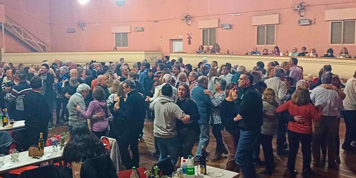 Momento durante la cena y baile por el cumpleaños del Samco Chabás.