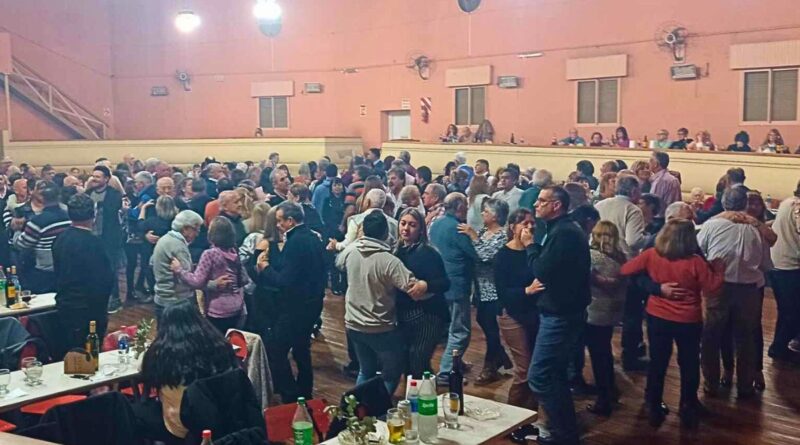 Momento durante la cena y baile por el cumpleaños del Samco Chabás.