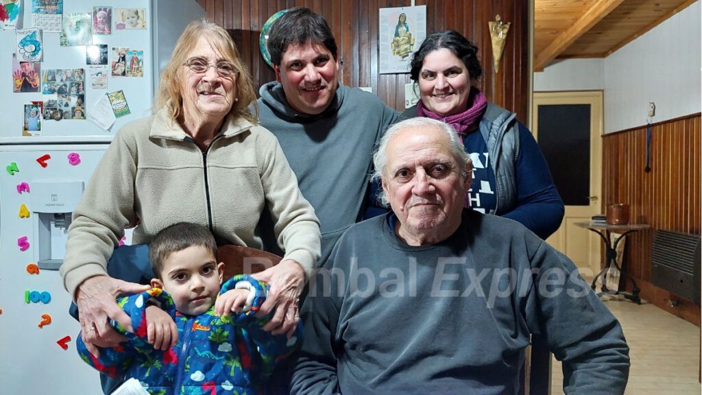 Vecinos de Bombal, en una foto familiar.