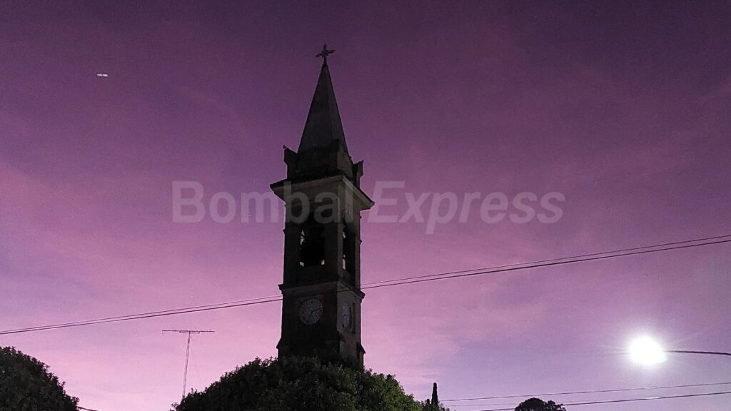 Vista nocturna de la torre de la Parroquia de Bombal.