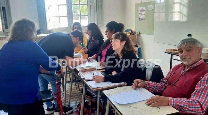 Elecciones generales en Bombal: una de las mesas.