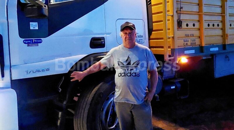 Un vecino de Bombal junto al camión, su herramienta de trabajo.