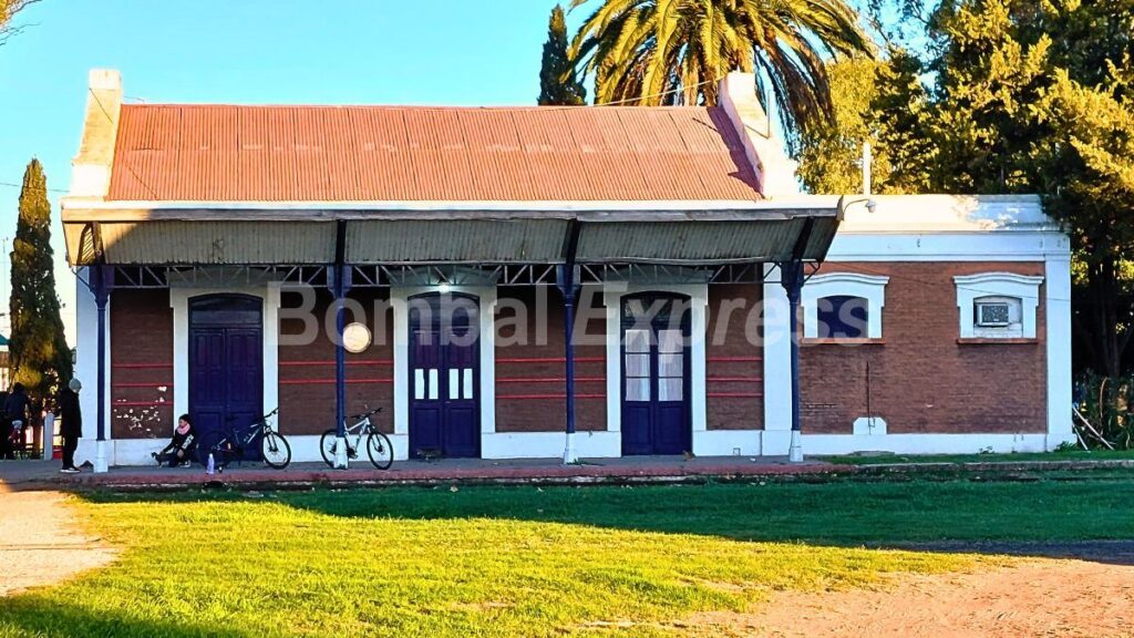 Un plácido atardecer en la estación Bombal, con el edificio de ladrillos al centro.