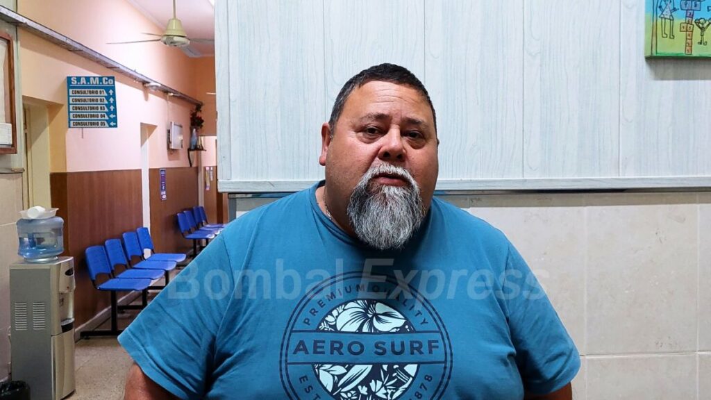 Un vecino en el SAMCo Bombal, poco antes de la hora de cierre