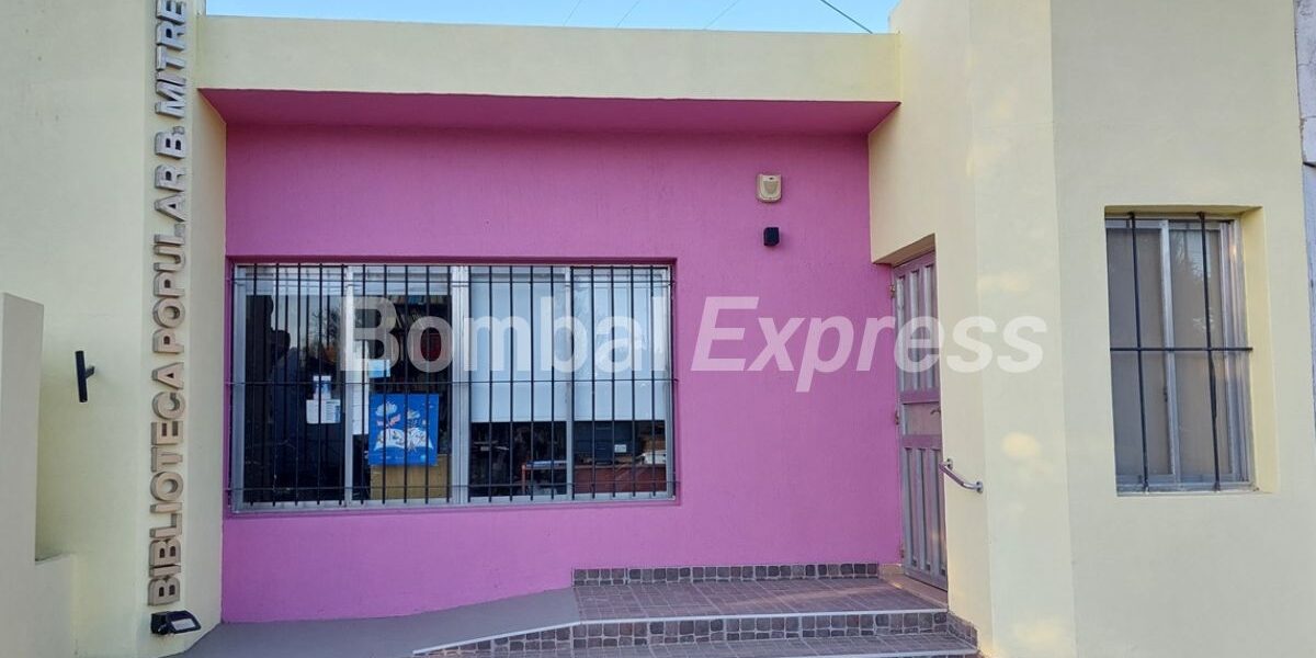 El frente de la Biblioteca Bartolomé Mitre, con motivo de la Asamblea General Ordinaria próxima a realizarse.