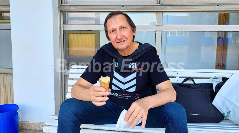 Beto en la dulce espera en la Terminal de Bombal, tomando un helado.