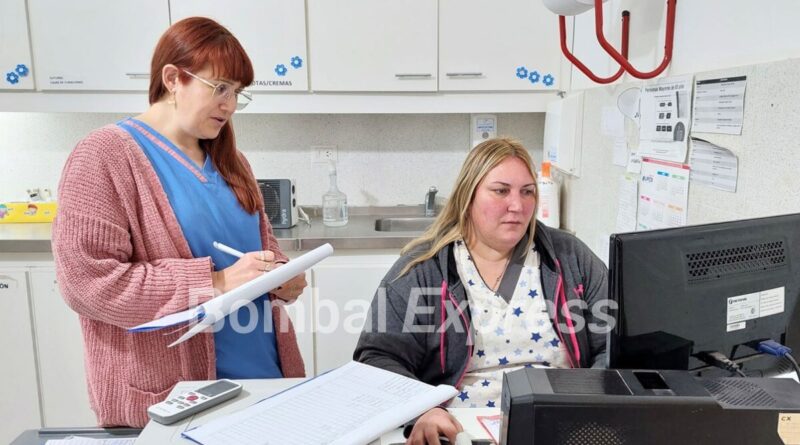 Dos mujeres trabajando en la Sala Carrillo de Firmat.