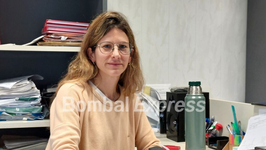 Luciana en la oficina, trabajando por la mañana.