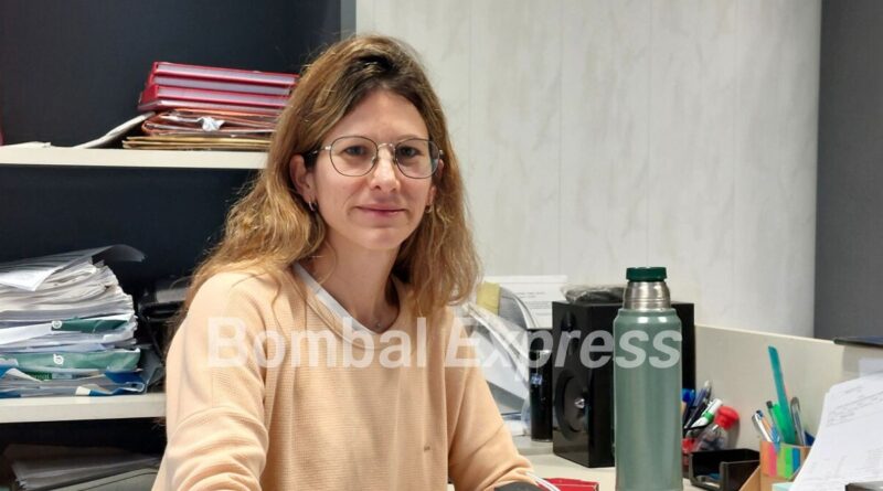 Luciana en la oficina, trabajando por la mañana.