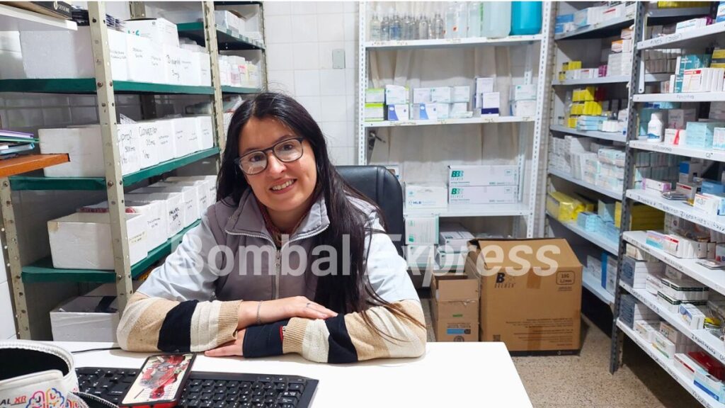Carolina en la Farmacia del SAMCo Bombal.