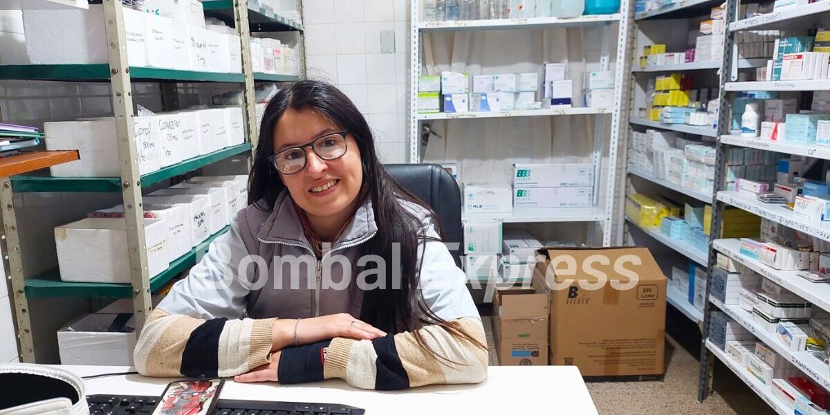 Carolina en la Farmacia del SAMCo Bombal.