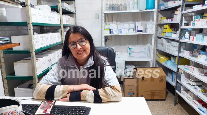 Carolina en la Farmacia del SAMCo Bombal.