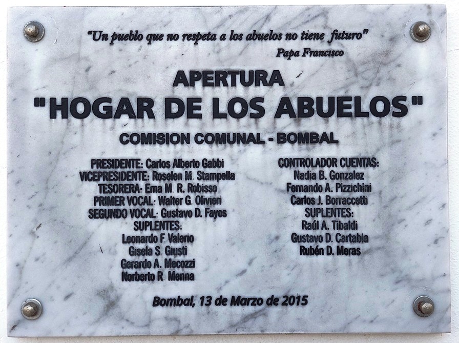 Placa colocada en la Apertura del Hogar de los Abuelos, en 2015.